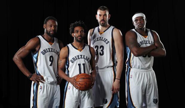 斯普利特：我们正在练习不同的防守策略，大家精神状态都很好（斯普利特：多套防守方案同步演练，球队士气正佳）