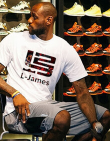 NBA：詹姆斯30+10+8 湖人险胜灰熊（NBA：詹姆斯30分10篮板8助攻，湖人惊险击败灰熊）