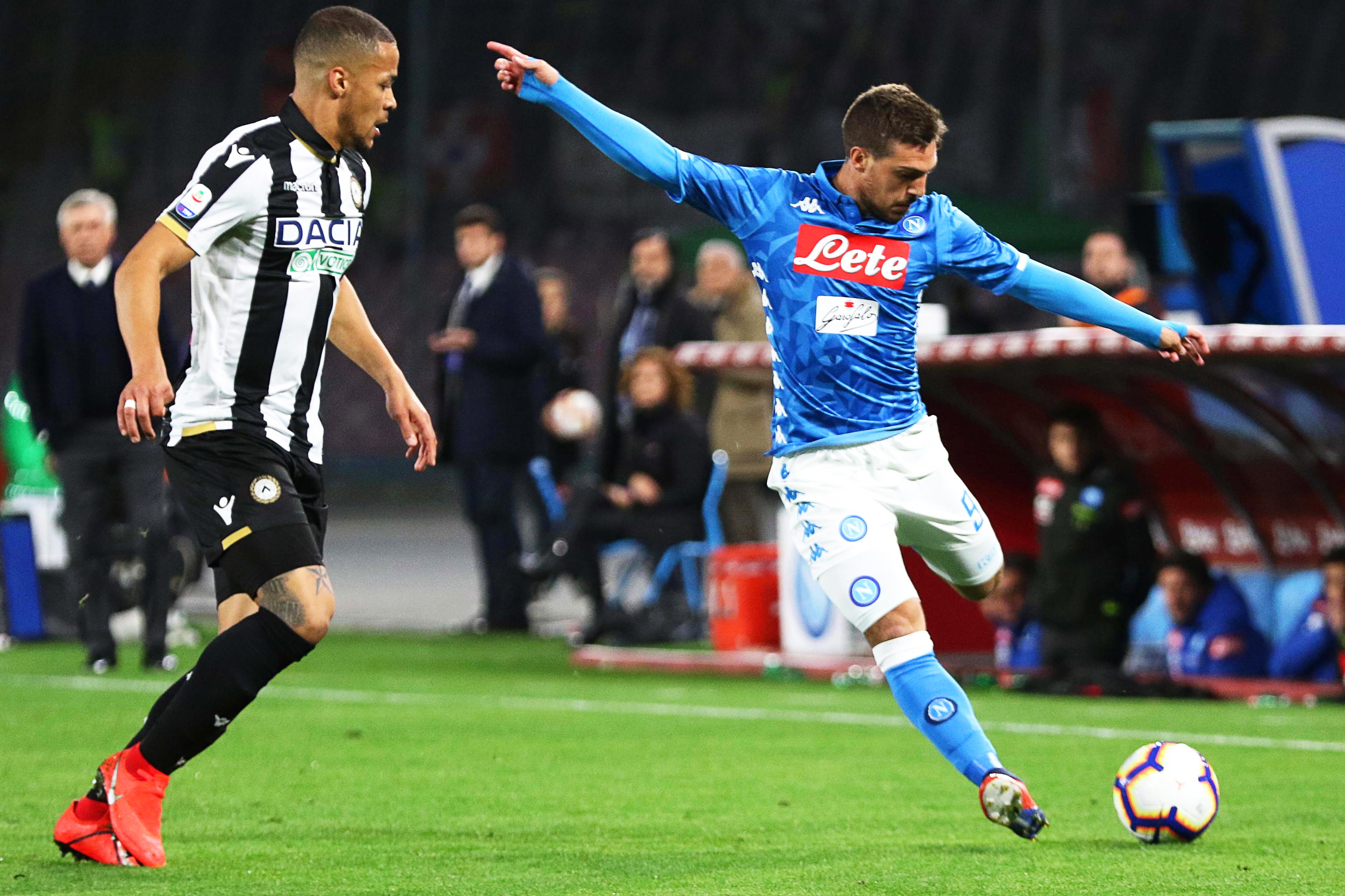 曼联陷入困境，阿莫林嘲笑梅努问题引发球迷怒火（曼联陷入低谷，阿莫林调侃梅努言论激怒球迷）