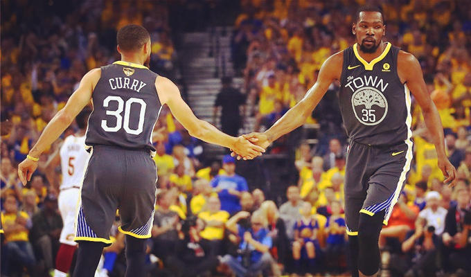 沪媒：中超颁奖金哨难服众，MVP给非前3球队球员亦有争议（沪媒：中超金哨评选难服众，MVP落在非前三球队再掀争议）