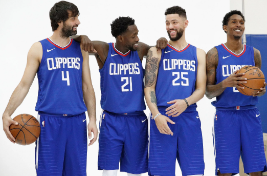 球迷说把自己的膝盖借给内马尔，内马尔调侃：那我得要俩（球迷称愿把膝盖借内马尔，内马尔打趣：那我得要两只）