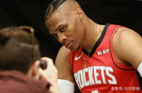 媒体人：阿奇姆彭很职业、不惹事，配得上在中超挣得每一分钱（媒体人：阿奇姆彭敬业不惹事，在中超拿到的每一分钱都名副其实）