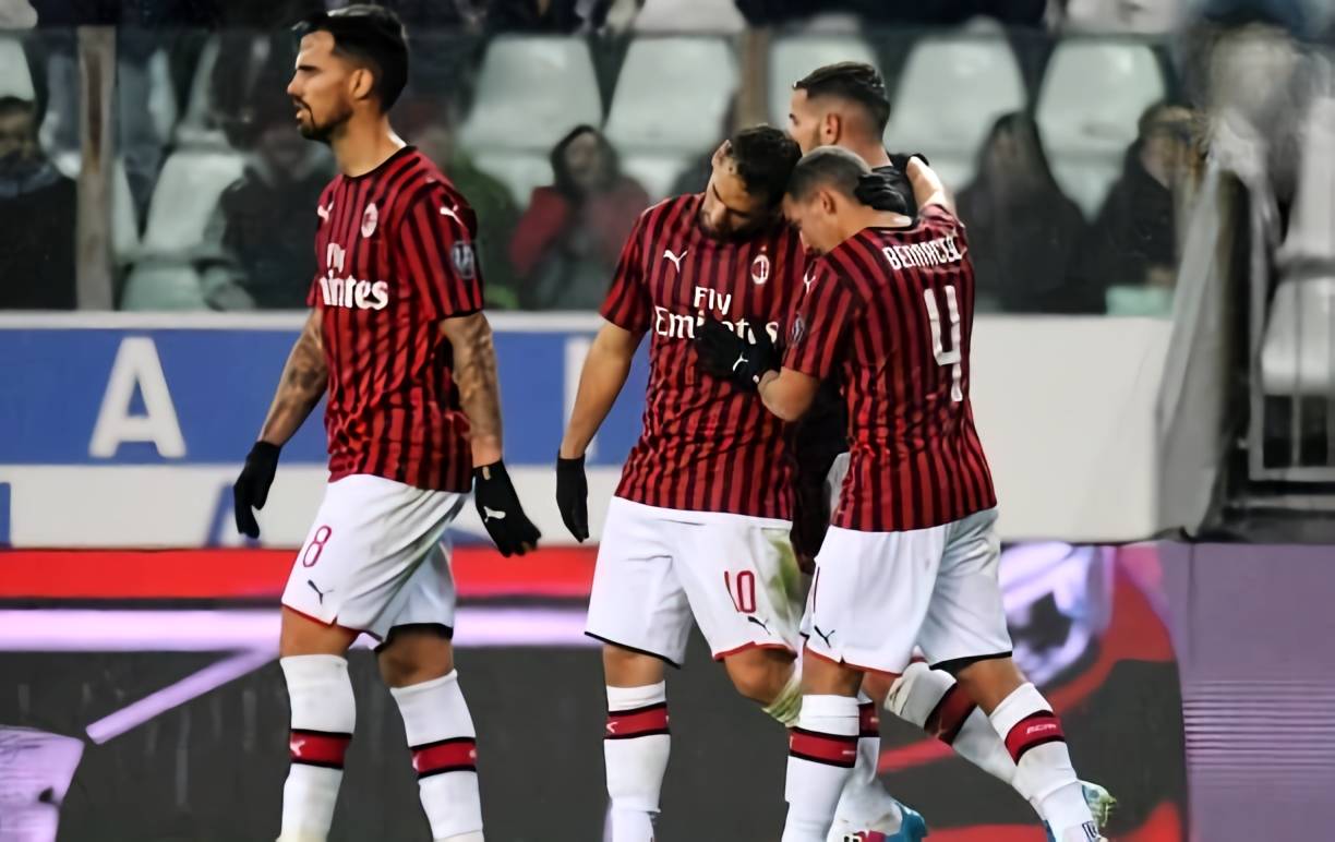 湖记：里夫斯离开球场时左腿并未佩戴任何护具，也没拄拐杖（湖人记者：里夫斯离场左腿未戴护具，未拄拐杖）