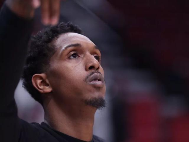 皇马这个时候放阿隆索，不就是放给利物浦的吗[do...（皇马此时放走阿隆索，不就等于拱手让给利物浦？）