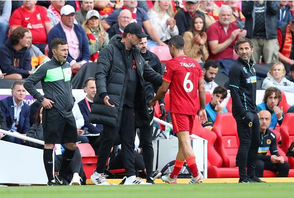 心情不错！知名说唱歌手Jay-Z现身湖人主场观看NBA杯（心情大好！嘻哈天王Jay-Z现身湖人主场观战NBA杯）
