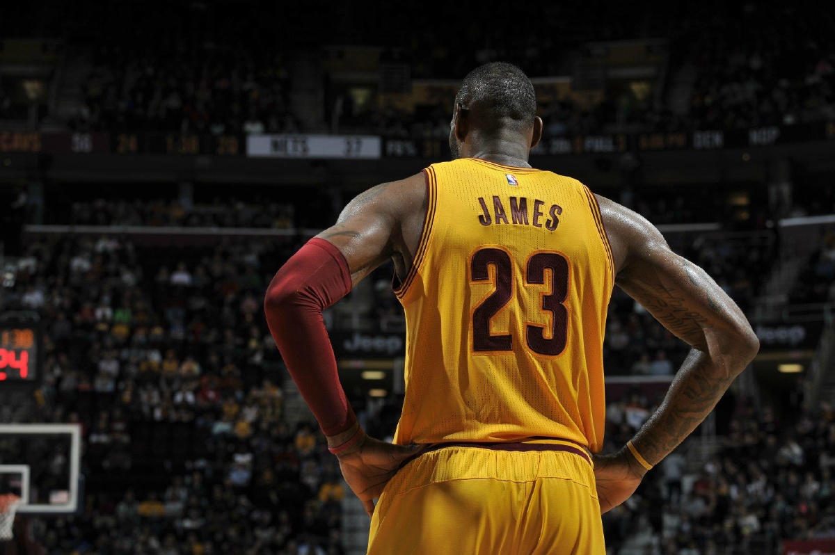 因右踝发炎，朗尼克取消了担任阿森纳vs拜仁解说嘉宾的计划（受右踝炎症影响，朗尼克取消参与阿森纳vs拜仁解说）