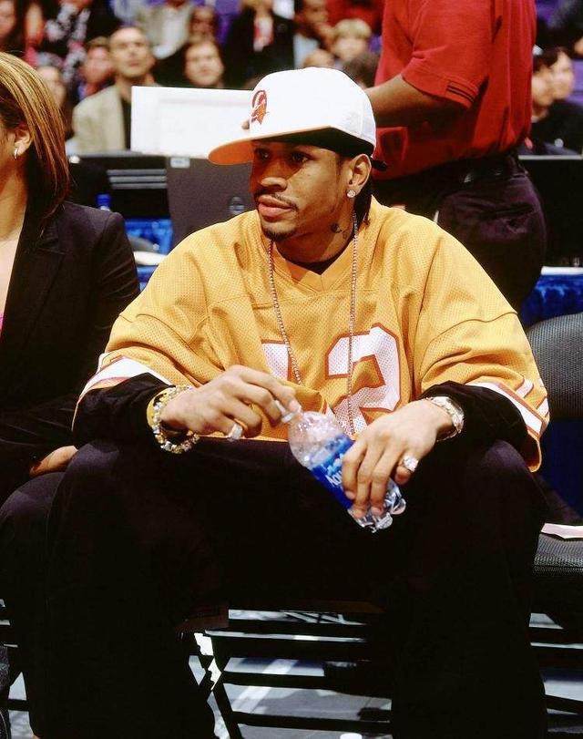 半场战报：比利亚雷亚尔1-1马略卡，赫拉德-莫雷诺建功，萨穆-科斯塔破门（半场：比利亚雷亚尔与马略卡1-1，赫拉德-莫雷诺与萨穆-科斯塔各入一球）