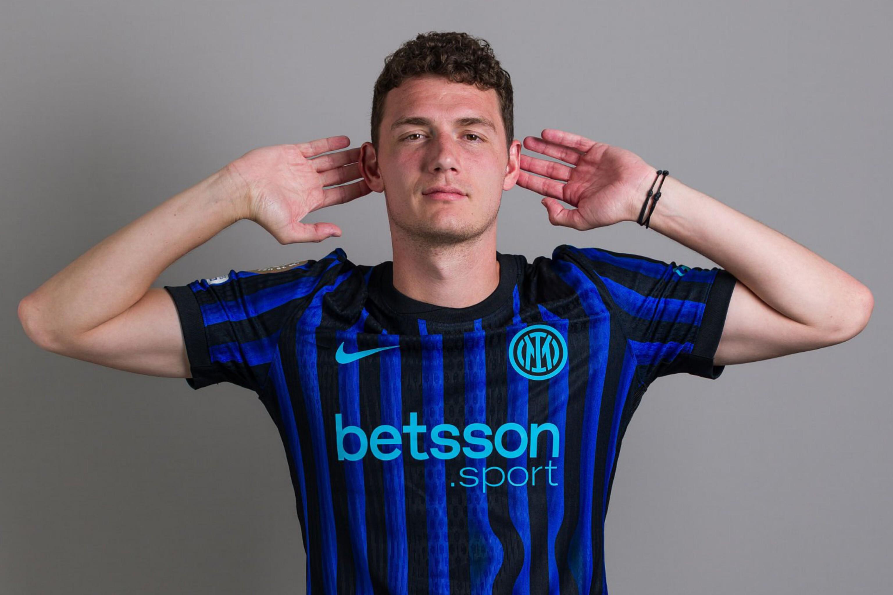 律师张冰质疑经纪人金畅无证还挣浙江上千万，后者回应：满嘴胡言（律师张冰称经纪人金畅无证仍在浙江获利上千万，金畅回应：纯属胡说）