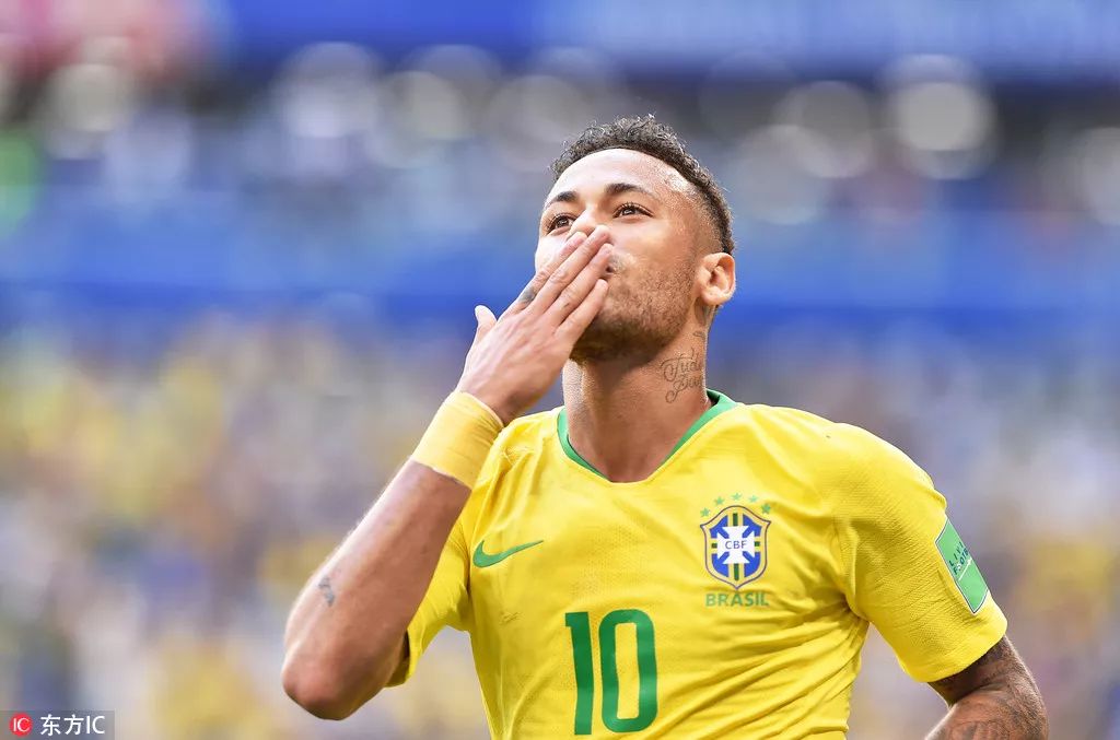 亚马尔被换下后不太高兴？弗里克打趣：下场我就让亚马尔替补（亚马尔被换后显不悦？弗里克笑称：下一场让他坐替补）