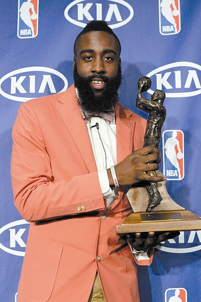 德甲生涯第10次戴帽，凯恩赛后将比赛用球带走收藏（凯恩德甲生涯第10次上演帽子戏法，赛后将比赛用球带回珍藏）