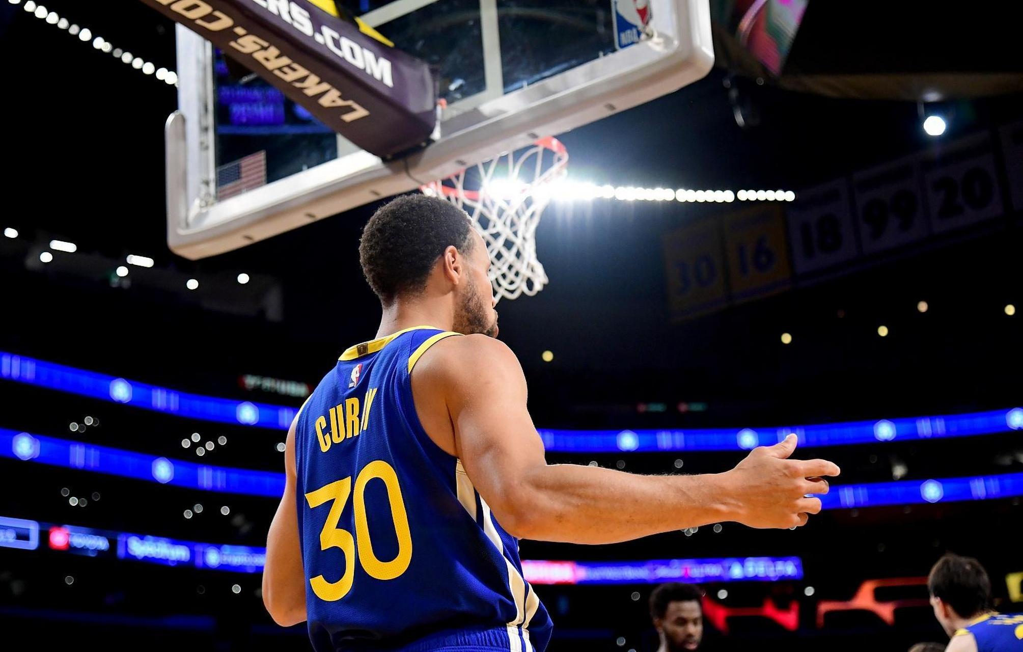 对飙！弗拉格半场9中7得22分&乔治14中8得24分（火力对轰！弗拉格半场9投7中砍22分，乔治14投8中轰24分）