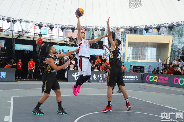 莱万：我经常带伤上场，肋骨骨折也硬撑；不着急决定未来（莱万：肋骨骨折也坚持出场，未来去留不急表态）